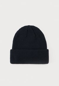 Berretto a maglia blu navy con risvolto, caratterizzato da una texture a coste e una parte superiore leggermente arrotondata. Adatto per essere indossato in climi freddi.