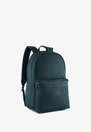 Sac à dos vert foncé en tissu durable. Comprend des bretelles rembourrées contournées, un compartiment principal avec une fermeture éclair courbée et une poche zippée à l'avant.
