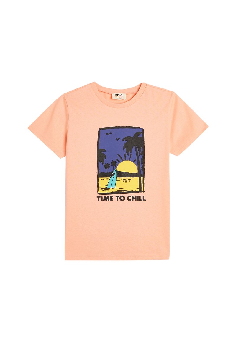 ferskenfarvet bomulds-t-shirt med et grafisk motiv af en solnedgang, strand og sejlbåd, med teksten "TIME TO CHILL" i fed sort. Korte ærmer.