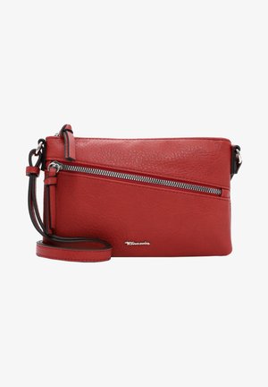 Červená kožená crossbody taška s texturovaným povrchem, obsahující stříbrný zip a odnímatelný popruh. Úzký obdélníkový tvar s logem.