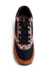 Sneaker con una toma nera, dettagli in suede marrone e un sovrapposto con motivo rettile. Sei lacci neri e un dettaglio del logo arancione visibili.