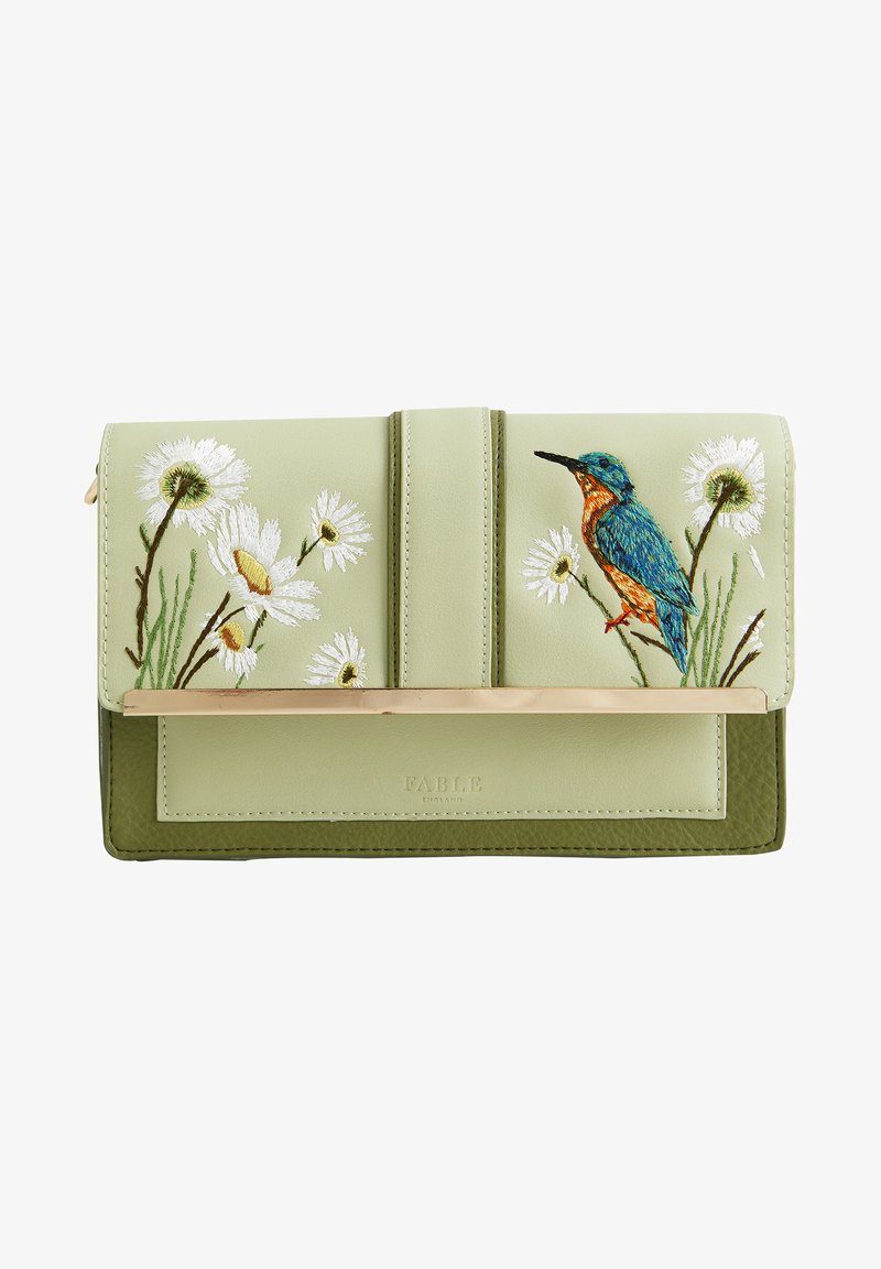 Grön läderplånbok med broderade prästkragar och en kungsfiskare, med detaljer i guldton. Strukturerad yta och vikbar design.
