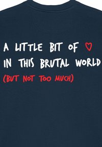 Maglietta in cotone blu navy con testo bianco e rosso. Il design comprende un simbolo a forma di cuore e una frase sul mondo.