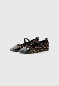 Des ballerines à imprimé léopard avec des embouts en cuir verni noir et des brides autour de la cheville ; tige en tissu doux et semelle plate, conçues pour un confort optimal.