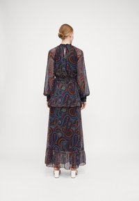 Μάξι φόρεμα με σκούρο ναυτικό πατρόν paisley, διαφανές ύφασμα, συγκεντρωμένο ντεκολτέ, μακριά μανίκια και στρώσεις στο τελείωμα με βολάν.