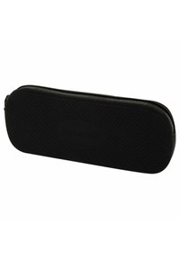 Custodia per occhiali nera rettangolare con una superficie testurizzata e chiusura a zip. Presenta il branding in rilievo sul fronte.