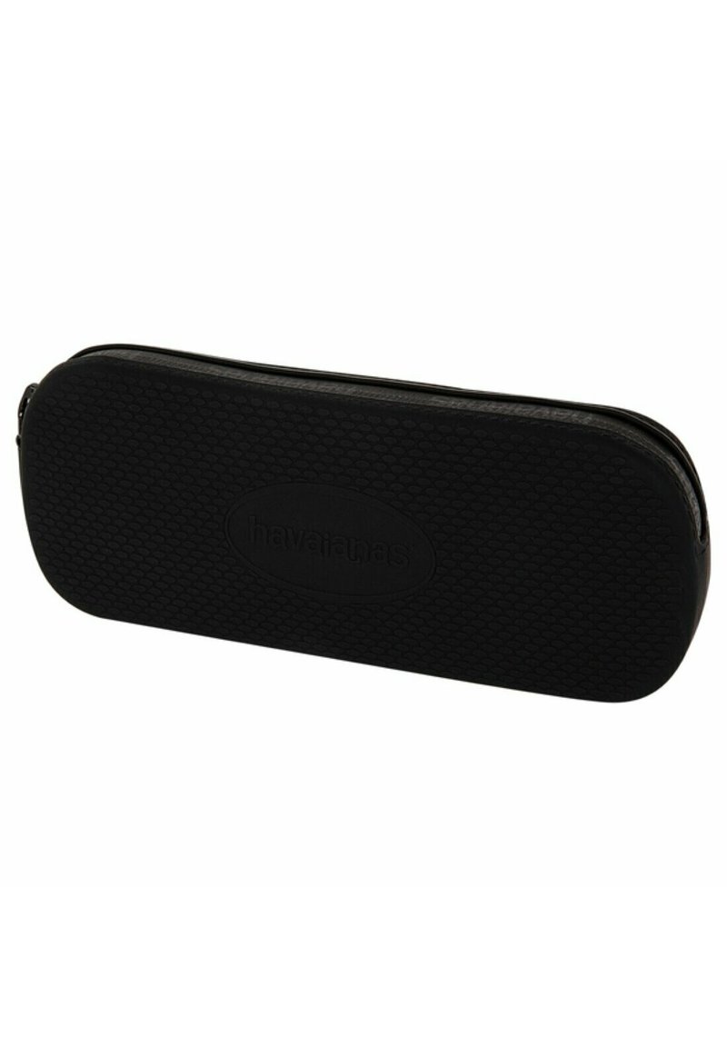 Custodia per occhiali nera rettangolare con una superficie testurizzata e chiusura a zip. Presenta il branding in rilievo sul fronte.