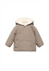 Abrigo de invierno acolchado en topo para niño, con capucha forrada en suave piel sintética blanca y tres botones de presión en el lateral sobre un bolsillo delantero.
