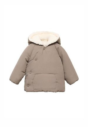 Manteau d'hiver taupe rembourré pour enfant avec capuche doublée de fausse fourrure blanche et trois boutons-pression sur le côté au-dessus d'une poche avant.