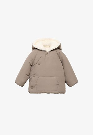 Abrigo de invierno acolchado en topo para niño, con capucha forrada en suave piel sintética blanca y tres botones de presión en el lateral sobre un bolsillo delantero.