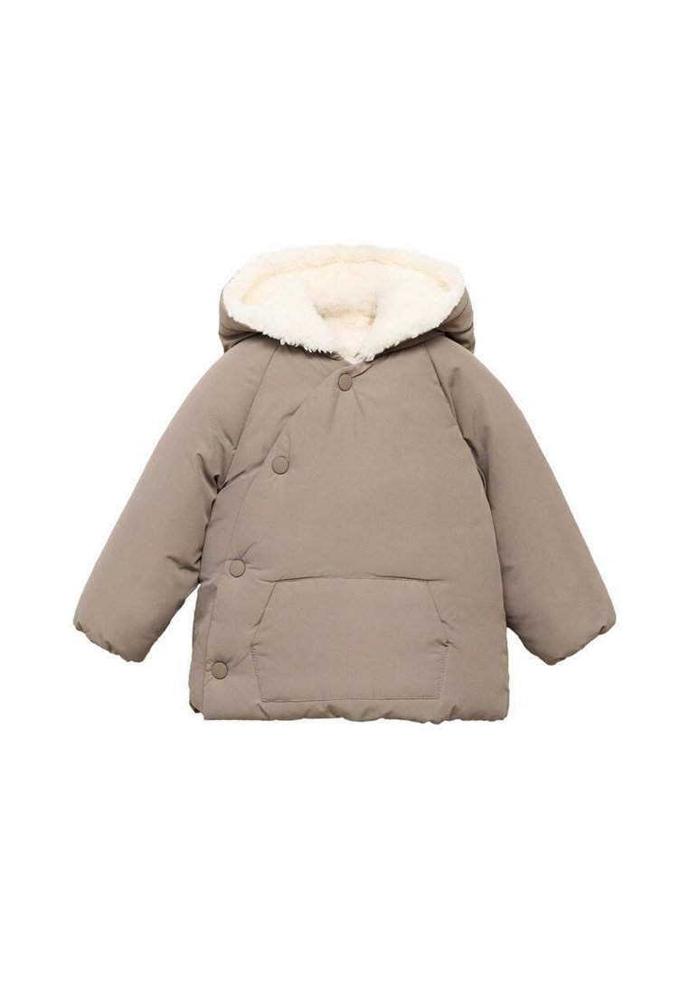 Abrigo de invierno acolchado en topo para niño, con capucha forrada en suave piel sintética blanca y tres botones de presión en el lateral sobre un bolsillo delantero.