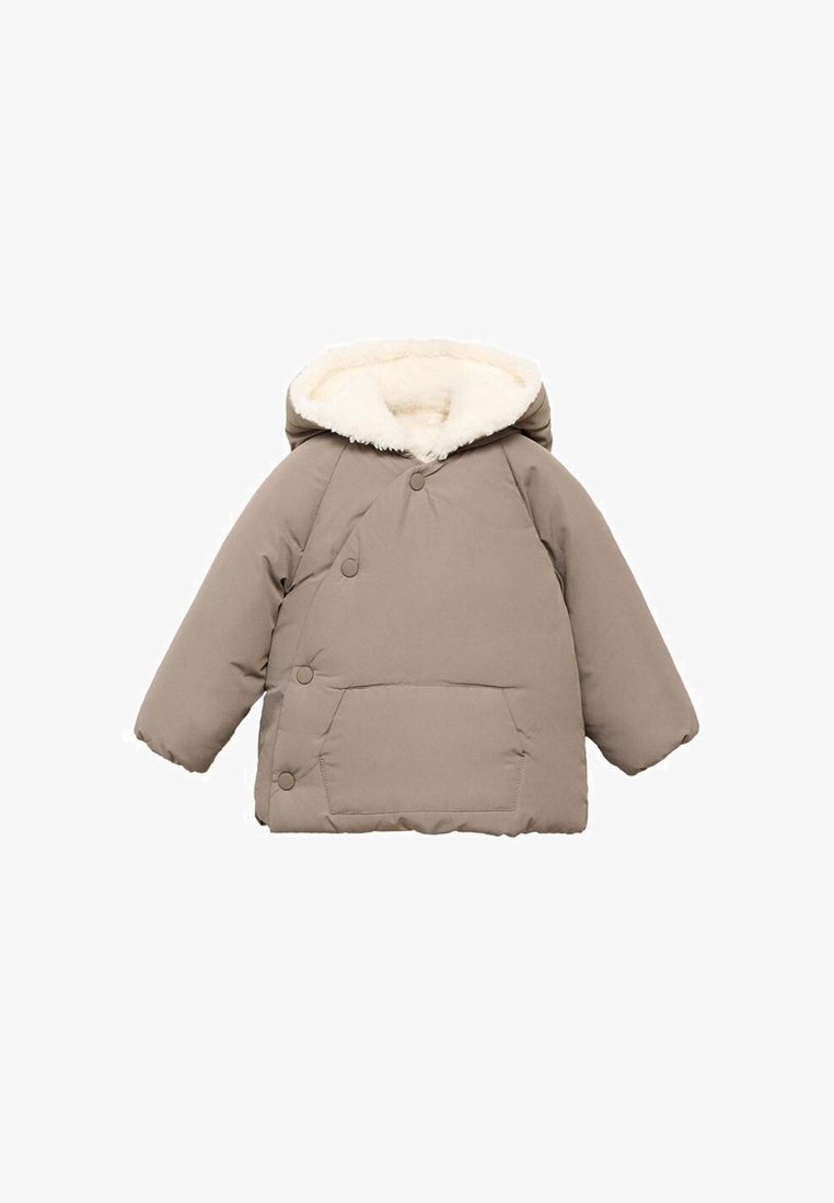 Cappotto invernale imbottito color taupe per bambino, con cappuccio foderato in finta pelliccia bianca e tre bottoni a pressione sul lato sopra una tasca frontale.