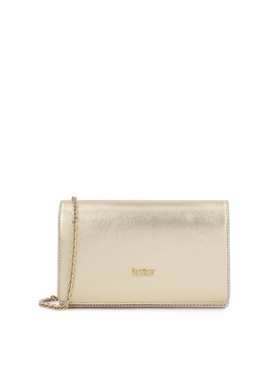 Guldfarvet rektangulær clutch med kæderem og diskret brandlogo foran, sat op mod en hvid baggrund.