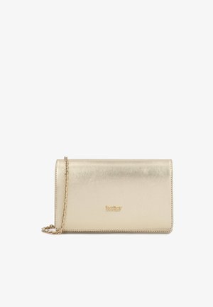 Goudkleurige rechthoekige clutch met kettingriem en subtiel merklogo aan de voorkant, afgebeeld tegen een witte achtergrond.