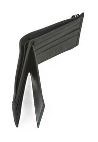 Cartera de cuero negro con múltiples ranuras para tarjetas y un compartimento abierto, con una textura suave y un símbolo de protección RFID.