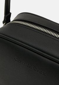 Calvin Klein Jeans SCULPTED CAMERA MONO - Torba preko tijela - black/sharp green