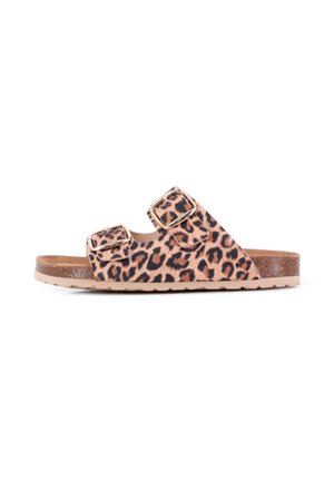 Sandalia tipo slide con estampado de leopardo y dos hebillas ajustables. Parte superior sintética, plantilla de corcho y suela de goma. Perfil plano y diseño de punta abierta.