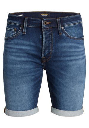 Niebieskie szorty jeansowe z podwiniętymi nogawkami, zapinane na guzik i zamek, z pięcioma kieszeniami oraz pomarańczowymi przeszyciami, oznaczone marką Jack & Jones.