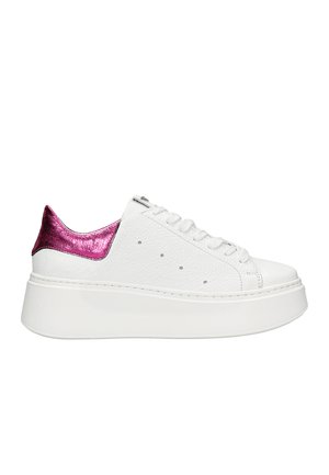 Baskets en cuir blanc avec une finition texturée, dotées d'un accent métallique rose au niveau du talon et d'une semelle épaisse en plateforme blanche.