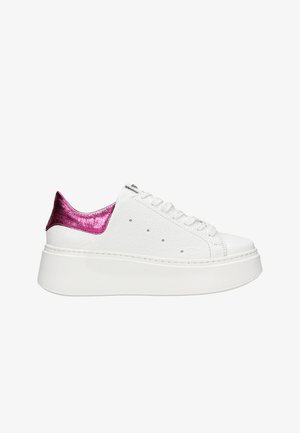 Weiße Leder-Sneaker mit einer strukturierten Oberfläche, die an der Ferse einen metallischen pinken Akzent und eine dicke weiße Plateausohle aufweisen.