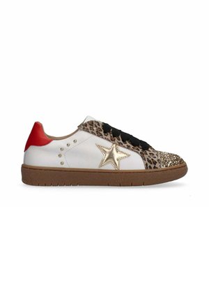 Sneaker bianco con dettagli in stampa leopardata, stella dorata, lacci neri, tallone rosso e punta glitterata su una suola in gomma marrone.