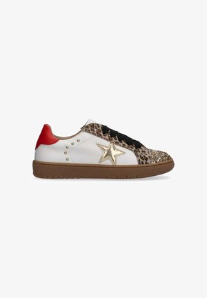 Sneaker bianco con dettagli in stampa leopardata, stella dorata, lacci neri, tallone rosso e punta glitterata su una suola in gomma marrone.