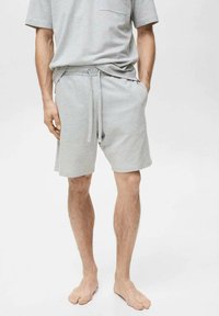 Lys grå bomulds shorts med elastisk talje og snor, med sidelommer og en afslappet pasform. T-shirten har en brystlomme.