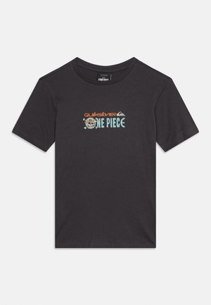 Μαύρο κοντομάνικο t-shirt με τα κείμενα «Quiksilver» και «One Piece» και μια εικόνα κρανίου που φοράει ψάθινο καπέλο στο κέντρο του στήθους.