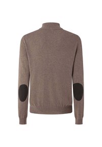 Maglione marrone con colletto alto, dotato di toppe nere ai gomiti e polsini e orlo a costine. Texture liscia.