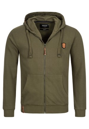 Oliwkowy rozpinany hoodie z kapturem na sznurku, przednimi kieszeniami i brązową skórzaną naszywką z logo na klatce piersiowej. Materiał mieszany bawełniany, ściągacze na mankietach.