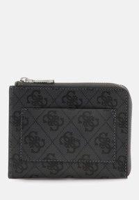 Cartera negra hecha de material texturizado, con cierre de cremallera y un slot frontal para identificación, adornada con un sutil patrón de logotipos entrelazados.