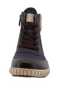 Botte cheville bleu marine avec des lacets marron, des accents en tissu et un capuchon de pied noir brillant ; semelle texturée avec des stries pour une meilleure adhérence.