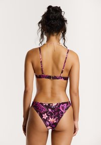 Bikini súprava s tmavofialovým základom a ružovým kvetinovým paisley vzorom, nastaviteľnými popruhmi a zapínaním na chrbte. Hladká textúra.