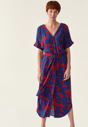 Blau-rot gemustertes Kleid mit kurzen Ärmeln, durchgehender Knopfleiste und gebundenem Taillenbereich. Leichter Stoff mit einer leicht transparenten Textur.