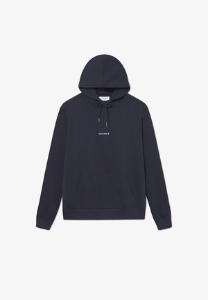 Tumši zilas krāsa kapuci svītrai, kas izgatavota no kokvilnas. Ieskaitot priekšējo kangaroo kabatu, stringu kapuci un nelielu teksta logotipu uz krūšu zonas.