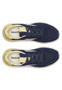 Scarpe da ginnastica blu navy realizzate in materiali mesh e suede, con accenti bianchi e gialli, punta rotonda e lacci piatti su una soletta di colore chiaro.