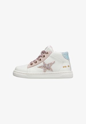 Sneakers bianchi alta in pelle liscia, con un accento a forma di stella glitterato, hardware in tonalità pastello rosa e azzurro, e suole texture.