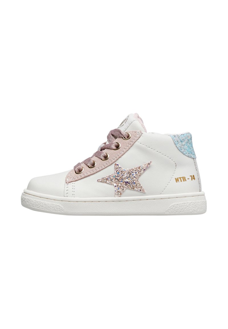 Sneakers bianchi alta in pelle liscia, con un accento a forma di stella glitterato, hardware in tonalità pastello rosa e azzurro, e suole texture.