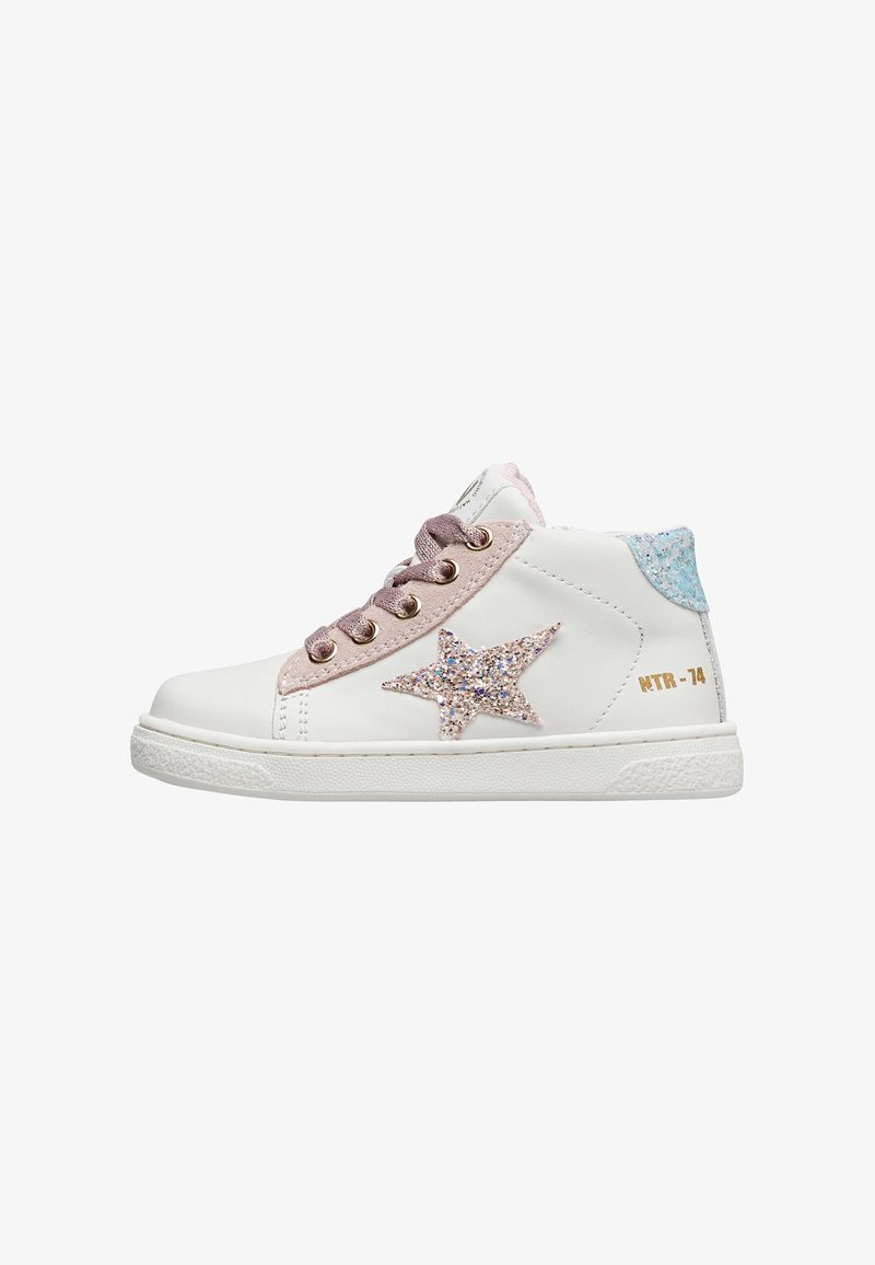 Sneakers bianchi alta in pelle liscia, con un accento a forma di stella glitterato, hardware in tonalità pastello rosa e azzurro, e suole texture.