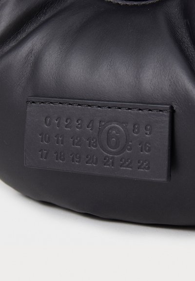 MM6 Maison Margiela TRAVEL PILLOW BAG UNISEX - Handbag - black