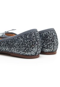 Ballerines grises à paillettes avec une texture lisse, un bout rond et un bord élastique noir. Des sequins brillants recouvrent la partie supérieure.