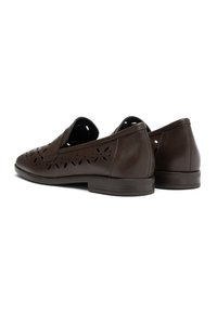 Braune Leder-Slipper mit Ausschnittdetails und niedrigem Absatz, ausgestattet mit einer glatten Oberfläche und einem runden Zehendesign.