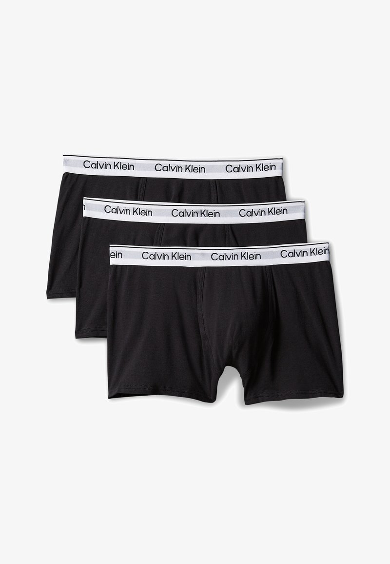 Tri čierne boxerky Calvin Klein s bielymi elastickými pásmi v páse s logom Calvin Klein čiernym písmom.