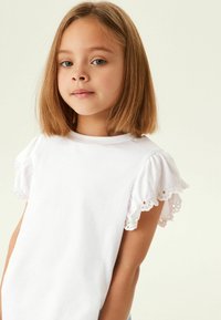 Next BRODERIE FRILL SLEEVE - REGULAR FIT - Triko s potiskem - white