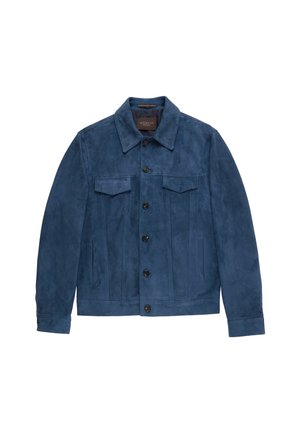 Blauwe suède jas met knopen aan de voorkant, twee borstflapzakken, zijzakken en een klassieke kraag, plat uitgestald op een witte achtergrond.