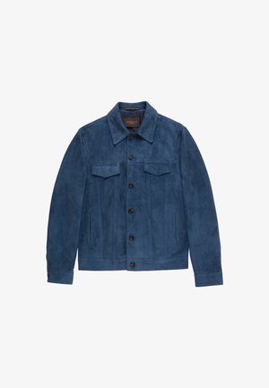 Niebieska zamszowa kurtka z zapięciem na guziki, dwoma kieszeniami z patkami na piersi, bocznymi kieszeniami oraz klasycznym kołnierzem, ułożona płasko na białym tle.