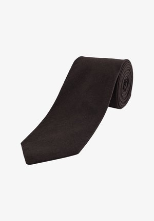 Fekete, keskeny szövetszövet nyakkendő, az egyik végén gondosan feltekerve, fehér háttér előtt bemutatva.