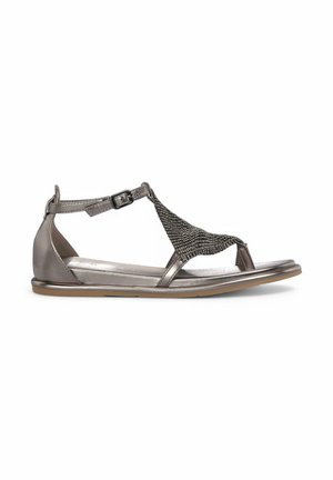 Sandal in bronzo metallico con fascia a T, texture intrecciata, fibbia alla caviglia, suola piatta e design con punta aperta. Superficie liscia e lucida.