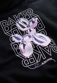 Felpa con cappuccio nera con stampa grafica di forme di palloncini metallici in rosa e viola, con testo "BAKER" integrato nel design.