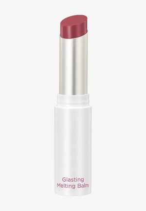 Baume fondant Glasting avec un embout rond, rose profond ; tube métallique argenté ; base blanche givrée ; texte en rose clair en bas.
